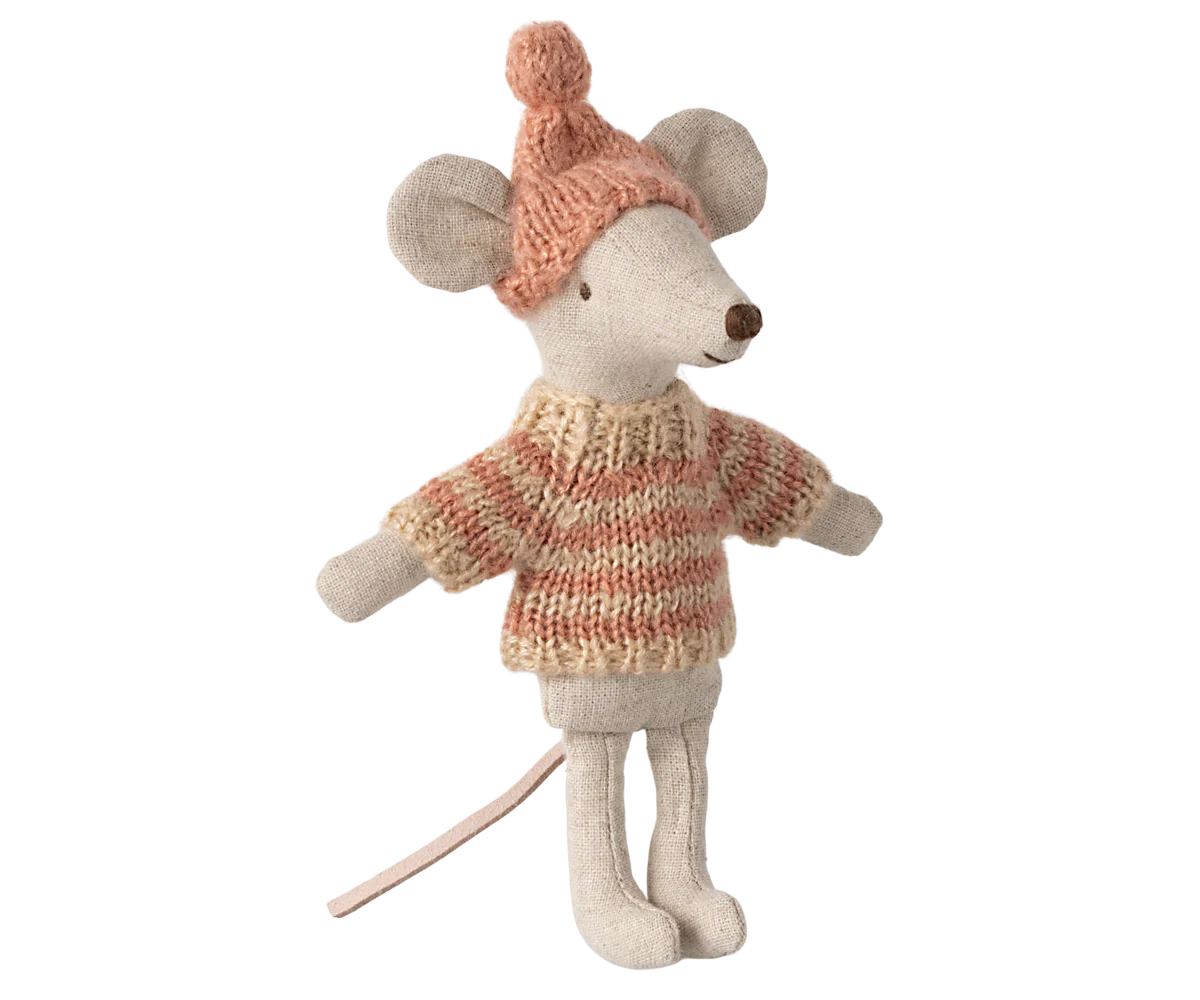 Knitted sweater and hat, Big sister mouse